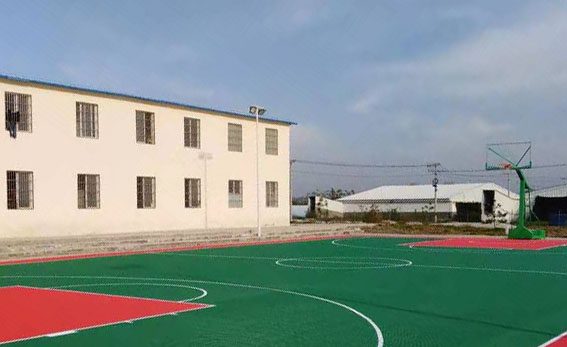 第一個(gè)咸陽(yáng)養(yǎng)殖場(chǎng)籃球架鋪設(shè)